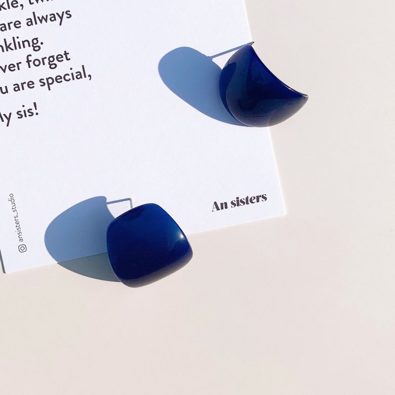 【出清Sale】藏青蓝月弯压克力耳环 Blue Camber earrings - 耳环/耳夹 - 压克力 蓝色