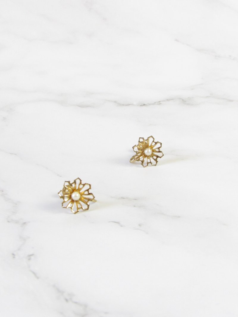 Vintage Daisy Pearl Gold Toned Earrings - 耳环/耳夹 - 贵金属 金色