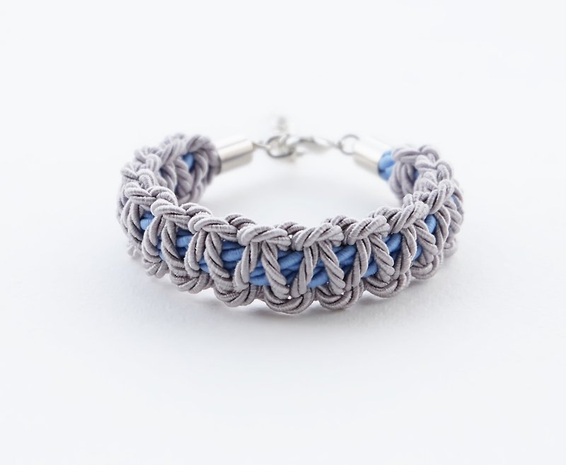 Light gray / Matte cornflower blue macrame bracelet  - 手链/手环 - 聚酯纤维 灰色