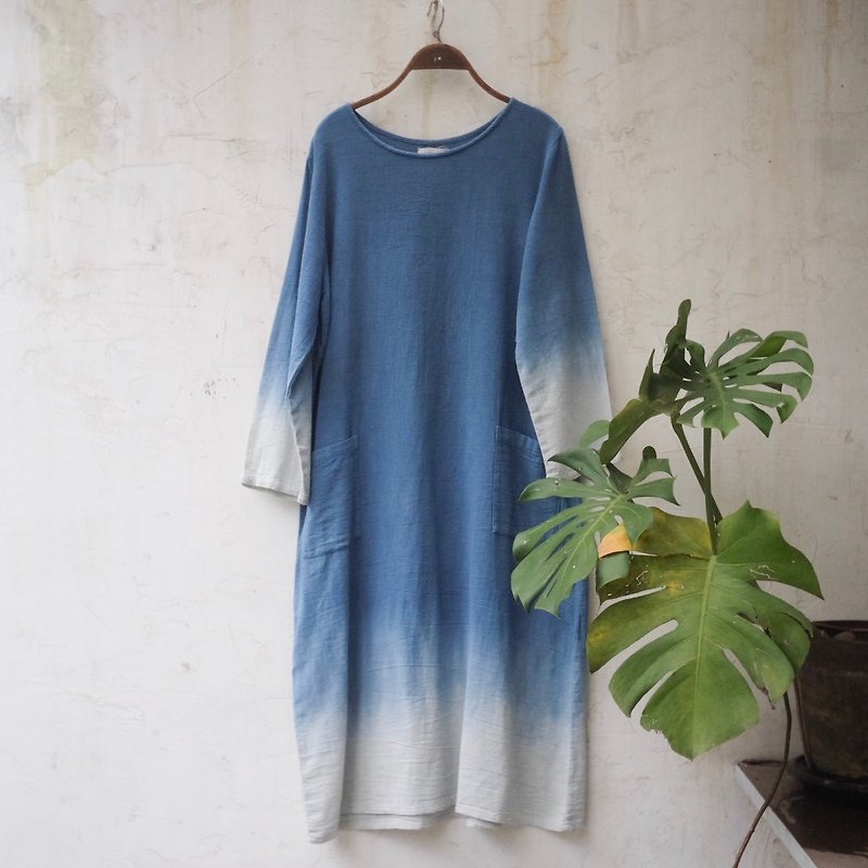 ~Sea Shade l natural indigo dyed cotton dress - 洋装/连衣裙 - 棉．麻 蓝色