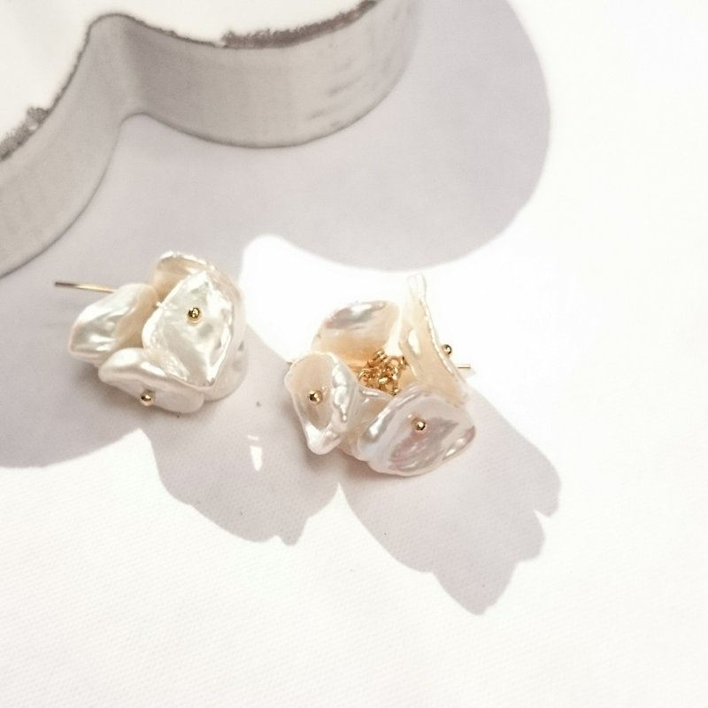14kgf*Japanese petal freshwater pearl pierced earring/earring - 耳环/耳夹 - 宝石 白色