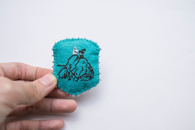 Moomin hand-embroidered brooch - 胸针 - 聚酯纤维 蓝色