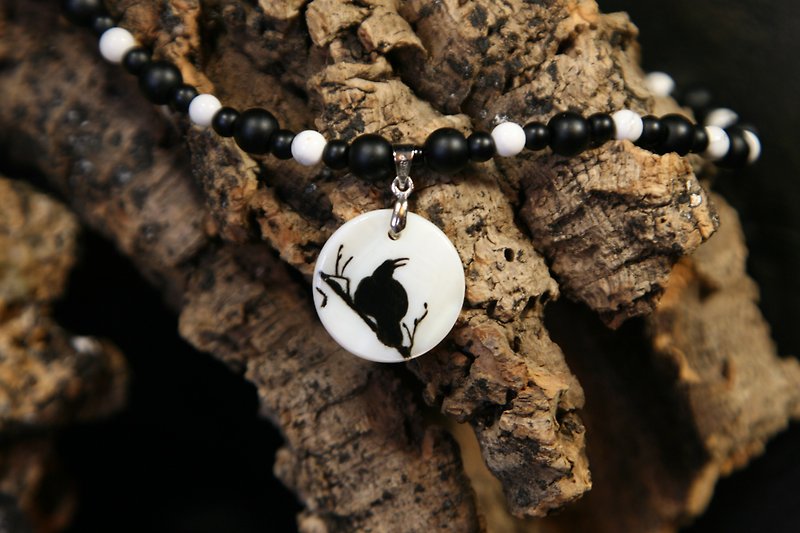 Raven or crow necklace with love rune on the other side. Nacre pearl pendant - 项链 - 珍珠 黑色