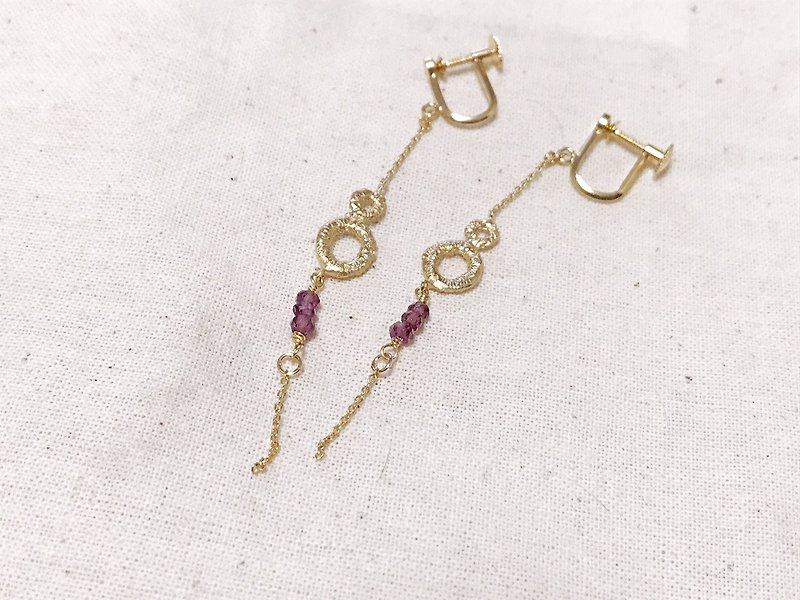musubi×garnet earrings/結び×ガーネット イヤリング - 耳环/耳夹 - 其他金属 金色