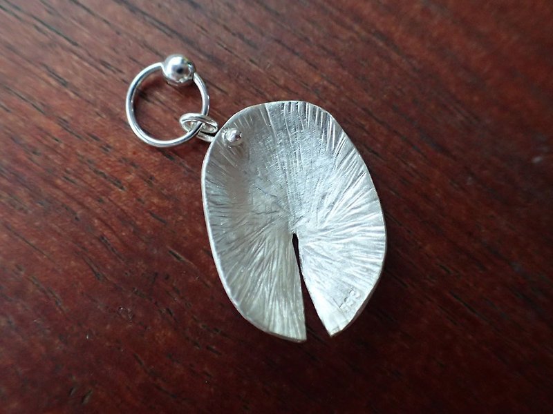锻敲 睡莲叶片 纯银 耳针耳环(单个) - 耳环/耳夹 - 其他金属 银色