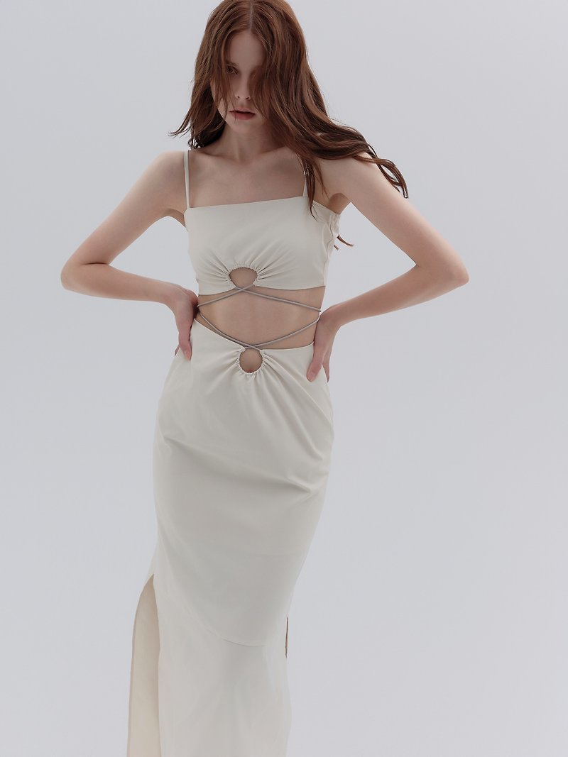 香草白色 鏤空弧形抽褶設計抽繩金屬扣套裝 抹胸吊帶長半裙 - 洋装/连衣裙 - 聚酯纤维 白色