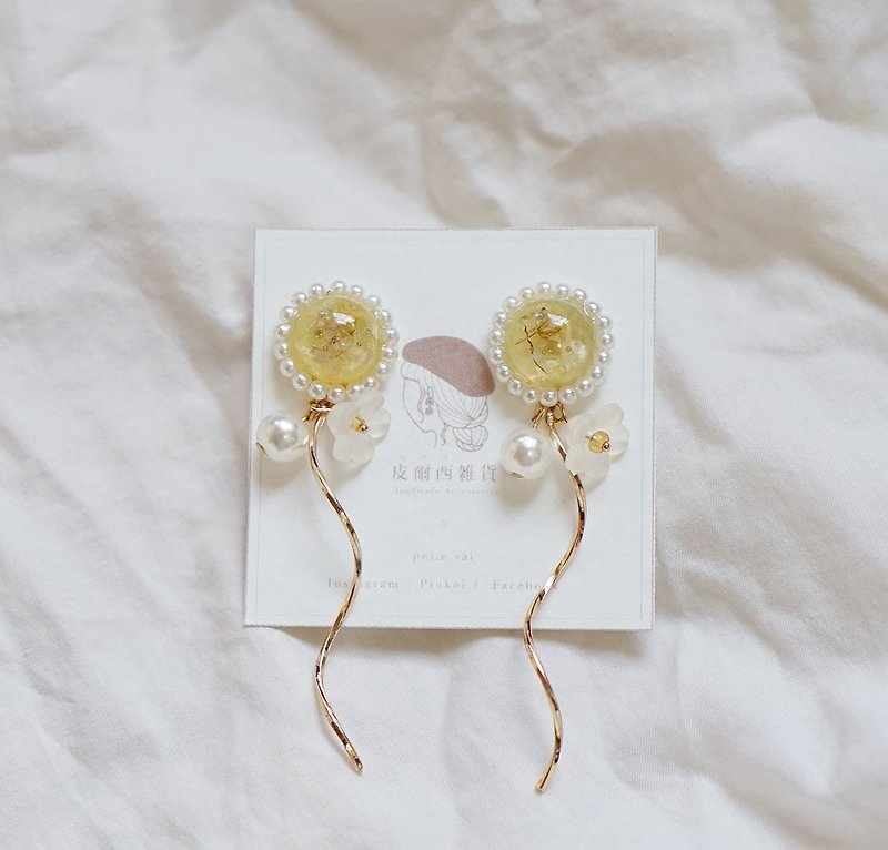 皮尔西雑货 ピアス－亮晶晶晃动花朵波纹耳钉 - 耳环/耳夹 - 植物．花 黄色