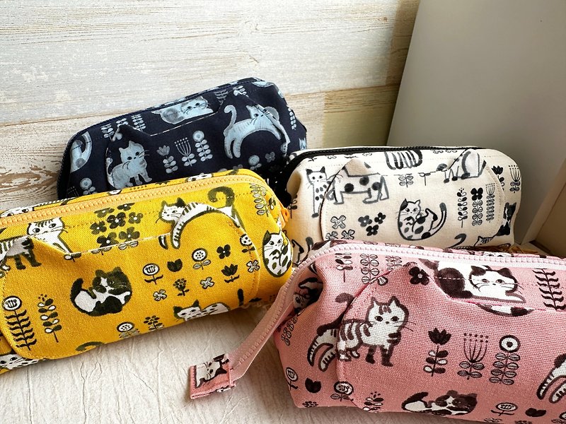 水墨画猫咪 手作猫耳造型大容量笔袋/化妆包 - 化妆包/杂物包 - 棉．麻 黄色