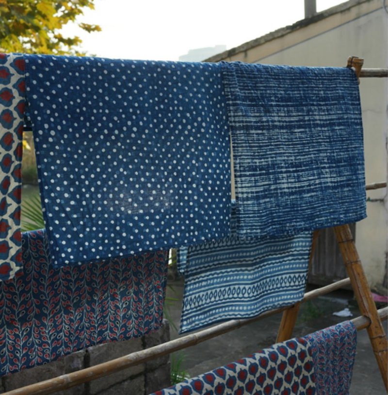 印度手工木刻版印方巾 Indigo植物藍染純棉布 手帕茶巾領巾 - 手帕/方巾 - 棉．麻 蓝色