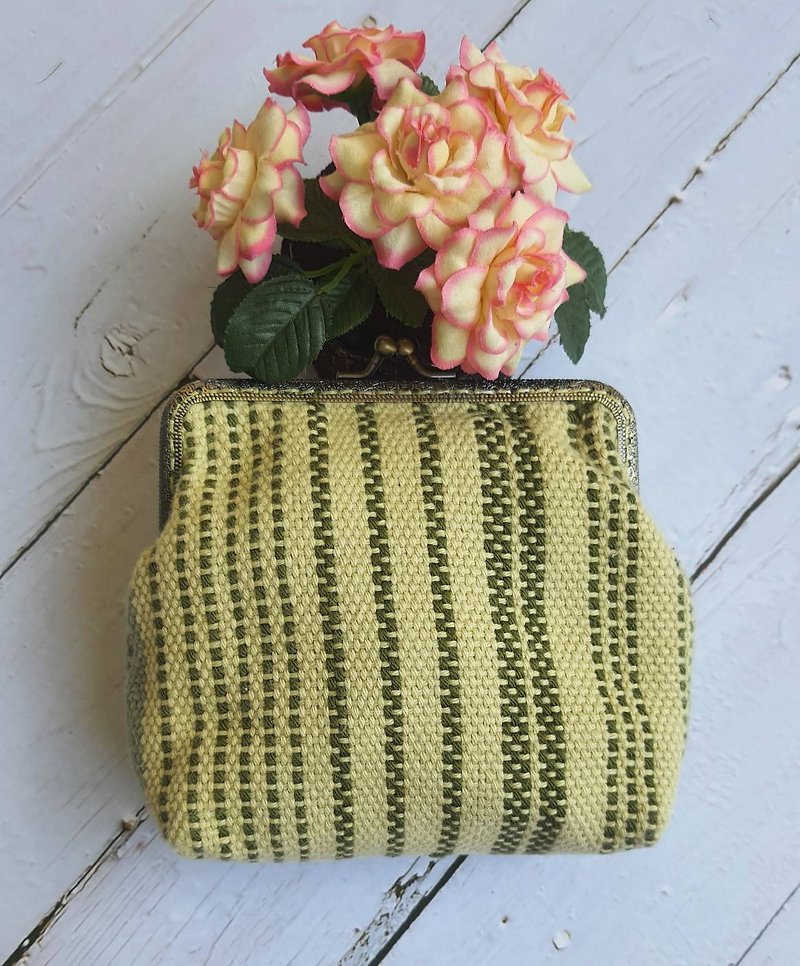 Handmade Cotton Fabric Bag, with Clap on Weaving fabric bag - 化妆包/杂物包 - 棉．麻 