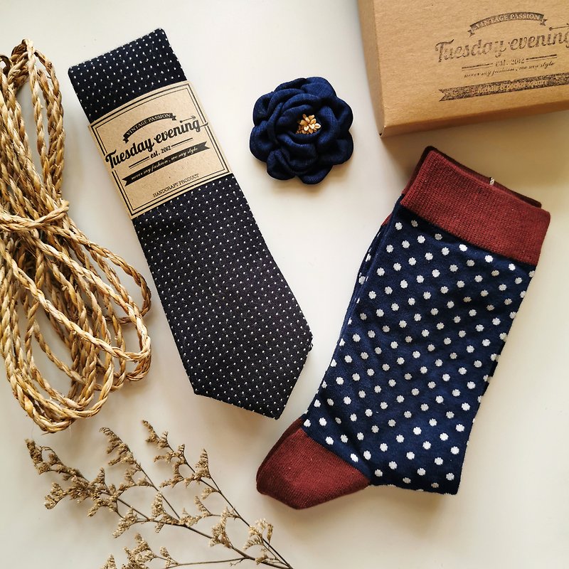 TIE TO TOE Box Set - Navy blue necktie, flower lapel pin and blue polka dot sock - 领带/领带夹 - 其他材质 蓝色