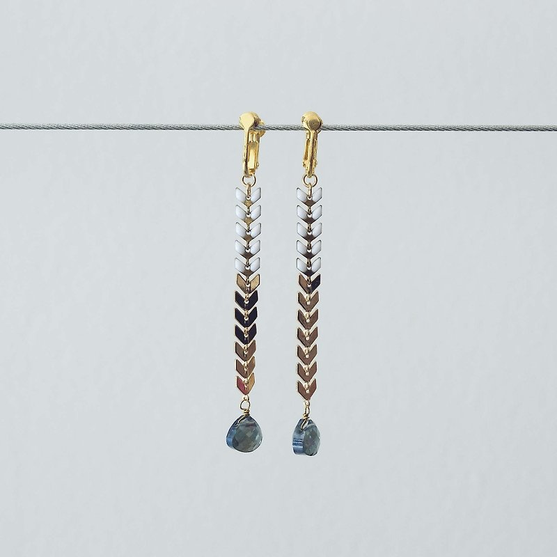 Sophisticated Chevron Chain Earrings - 耳环/耳夹 - 其他材质 金色