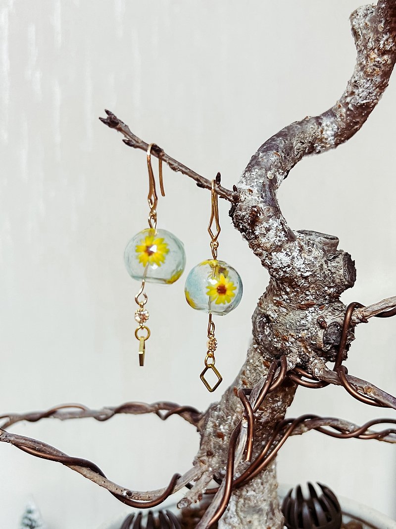 手绘 向日葵 玻璃风铃耳环 | - 耳环/耳夹 - 玻璃 黄色