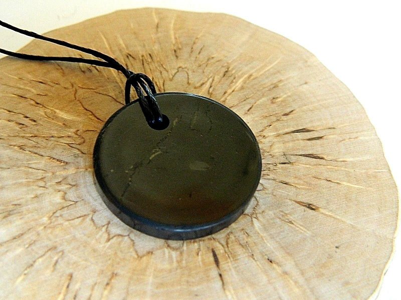 Shungite necklace, shungite circle pendant, black jewelry, healing stone - 项链 - 石头 黑色