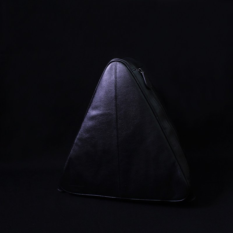 黑色 玩味型格 真皮 三角背包 可容纳11吋MacAir - 后背包/双肩包 - 真皮 黑色