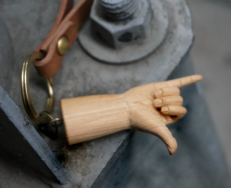 真皮手工桧木雕刻小手吊饰钥匙圈(六手势-六六大顺) - 钥匙链/钥匙包 - 纸 咖啡色