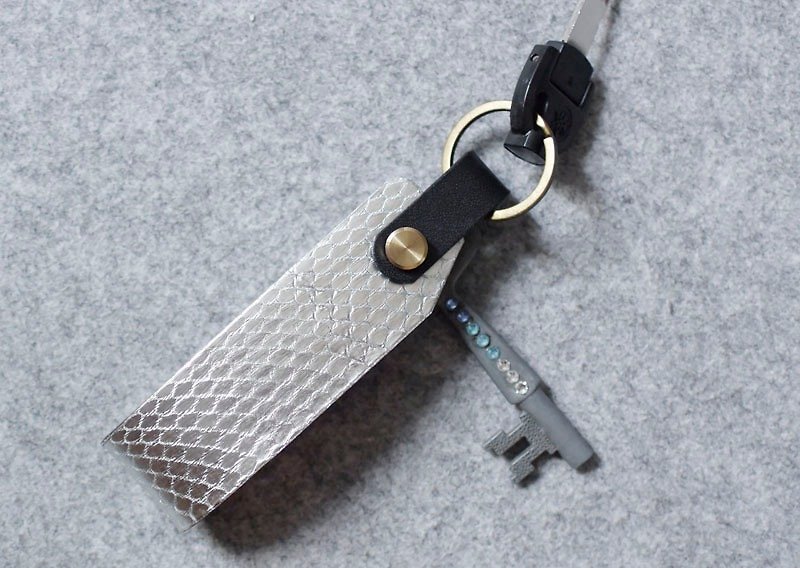 YOURS 限量白银蛇皮 简式厚实设计钥匙圈 - 钥匙链/钥匙包 - 纸 