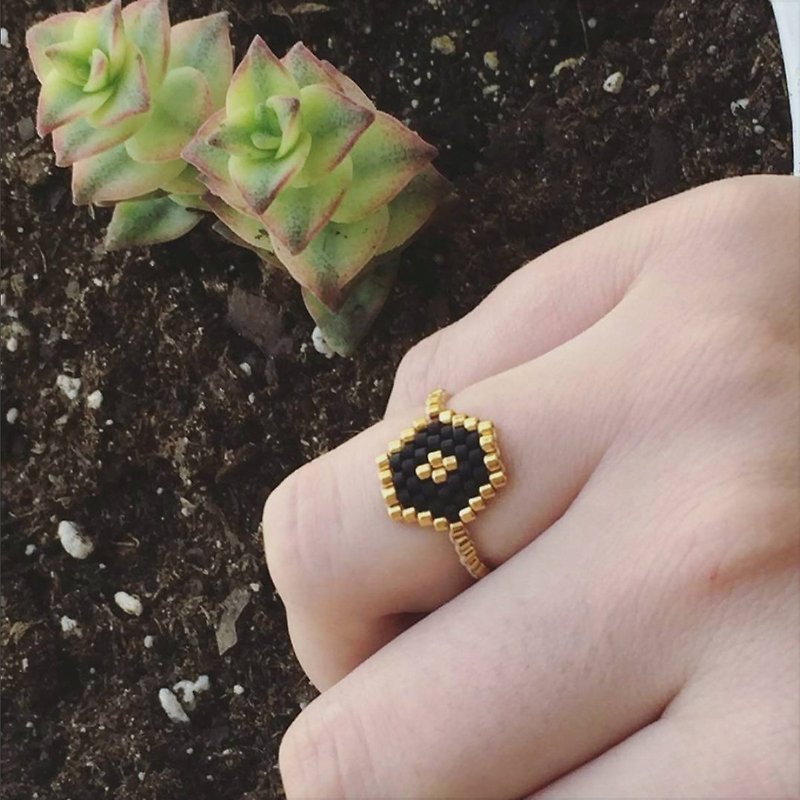 Hexagon Ring, Stacking Ring, Skinny Ring, Beaded Ring, Black and Gold Ring, Modern, Urban, Luxe - 戒指 - 玻璃 黑色