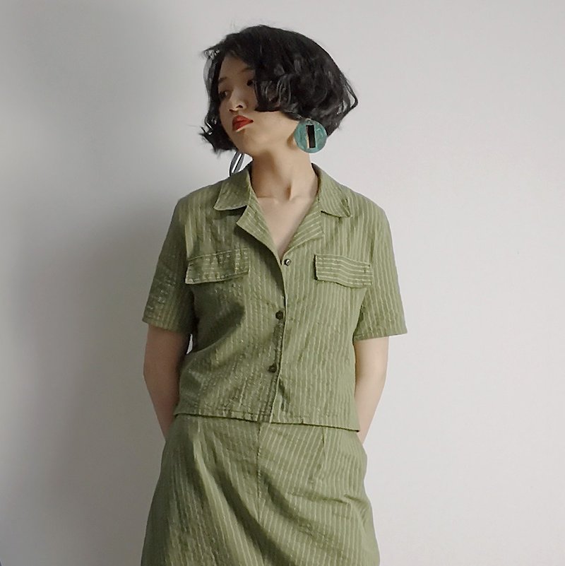 P.YELLOW | 夏季芥末绿文艺条纹通勤短袖 - 女装上衣 - 棉．麻 绿色