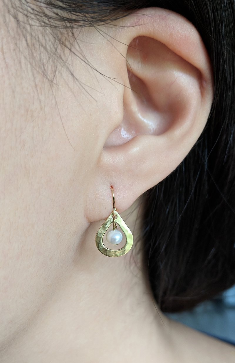 黄铜水滴淡水珍珠耳环 - 耳环/耳夹 - 珍珠 
