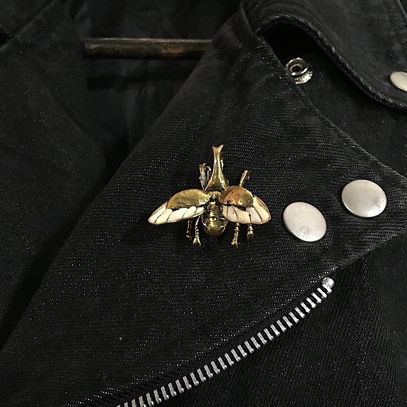 Flying Rhino beetle Brooch in Brass - 胸针 - 其他金属 