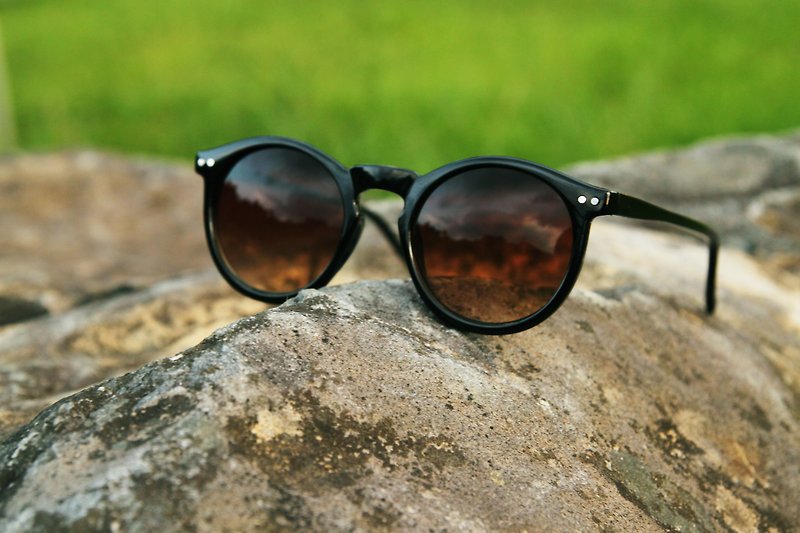 2is AngusA2 太阳眼镜│黑色框│咖啡色镜片│复古墨镜 - 眼镜/眼镜框 - 塑料 咖啡色