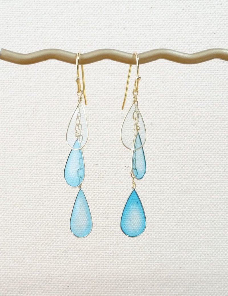 water drops 水色の雨粒ピアス or イヤリング - 耳环/耳夹 - 树脂 蓝色