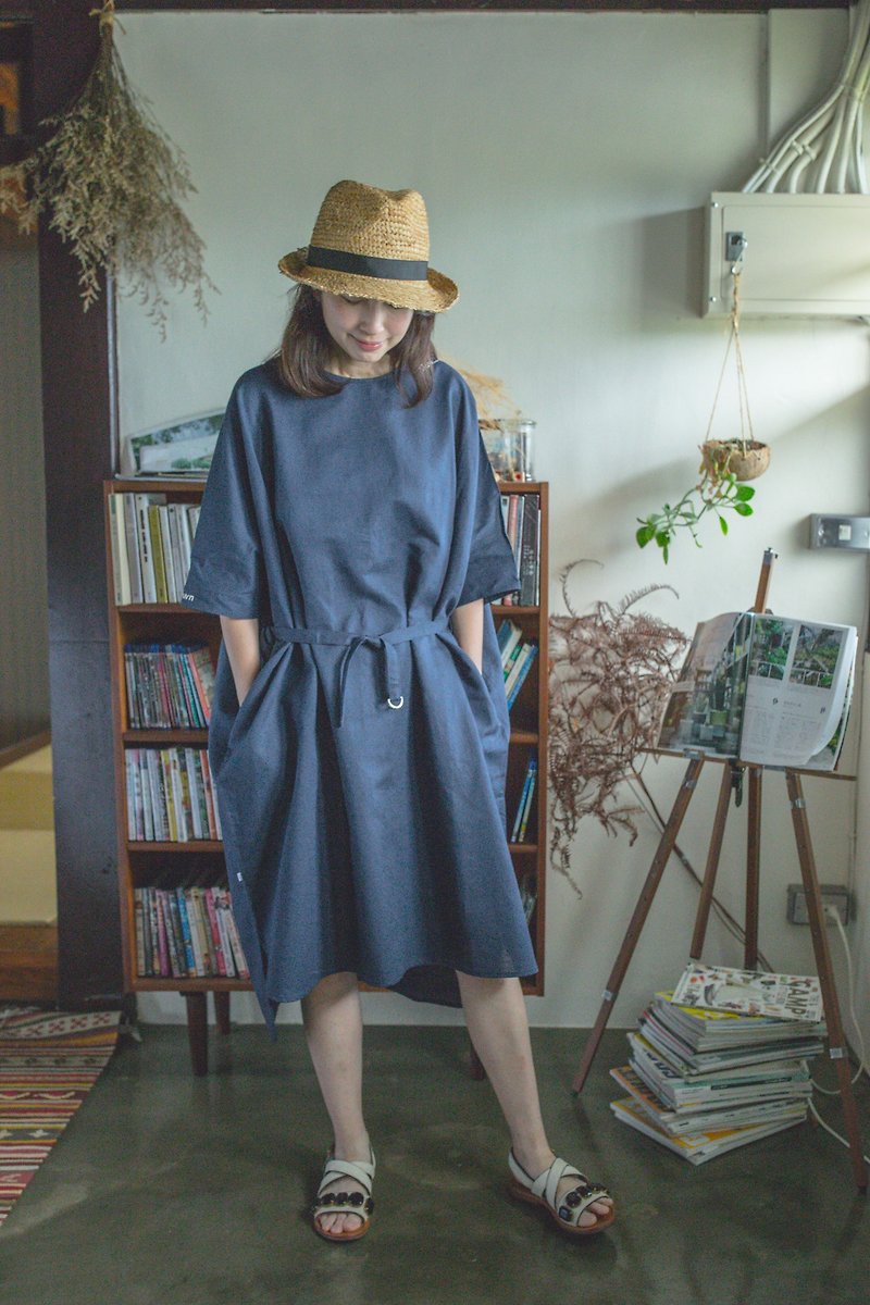 台湾山羊棉麻洋装丈青 - 洋装/连衣裙 - 棉．麻 蓝色