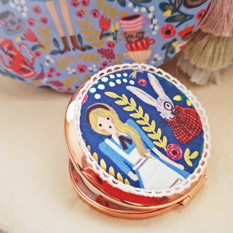 爱丽丝梦游仙境系列小圆镜 玫瑰金扣式弹簧双面镜 - 侧背包/斜挎包 - 棉．麻 蓝色