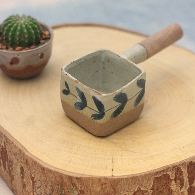 3.2.6. studio: Handmade ceramic mini tree dipper (cube) with wooden handle. - 茶具/茶杯 - 纸 白色
