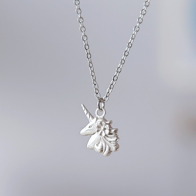 Unicorn Necklace, Unicorn Pendant, Unicorn Charm, Unicorn with tiny flower - 项链 - 其他金属 银色
