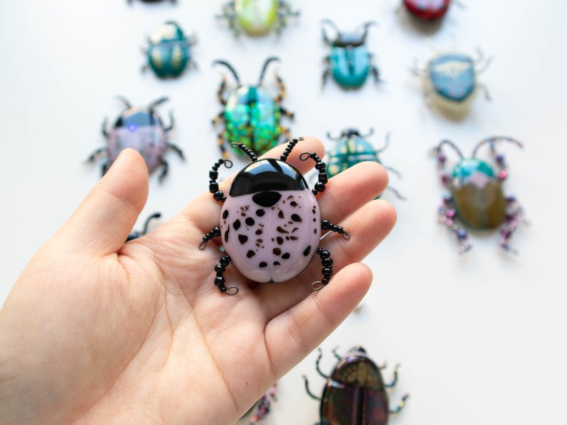 Beetle brooch, Bug pin, Handmade brooch - 胸针 - 玻璃 多色