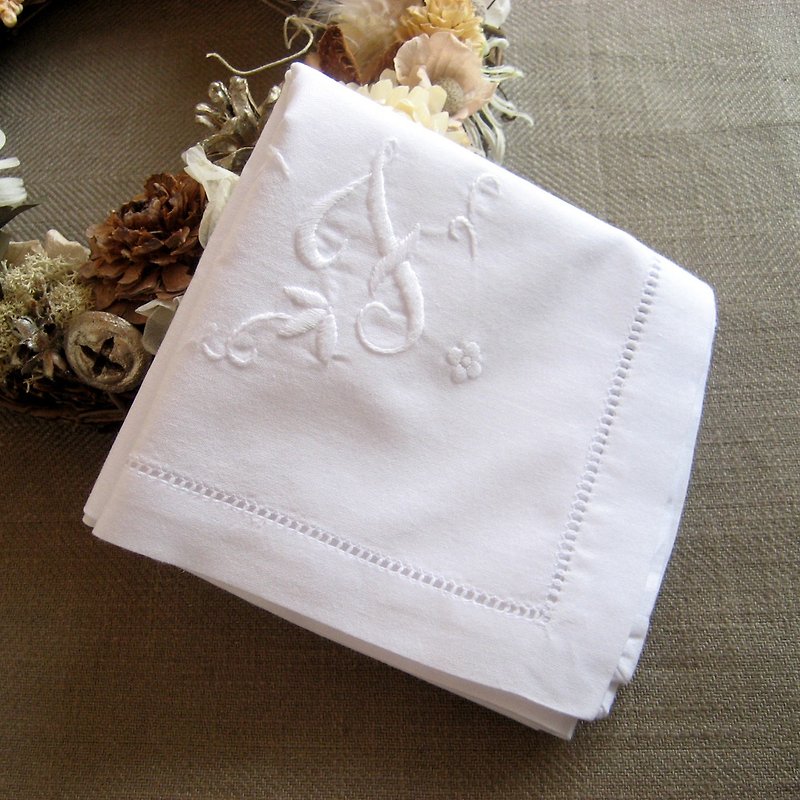手刺繍イニシャルハンカチ　ホワイト F - 手帕/方巾 - 棉．麻 白色