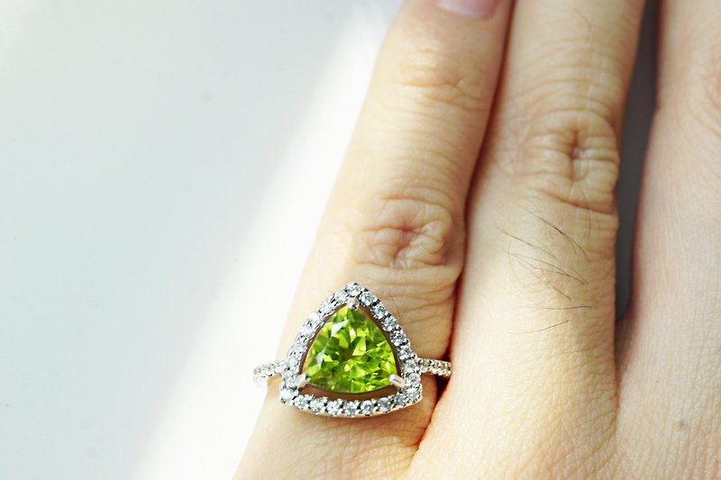 三角形橄榄石宝石戒指，由 925银制成。 - 戒指 - 纯银 绿色