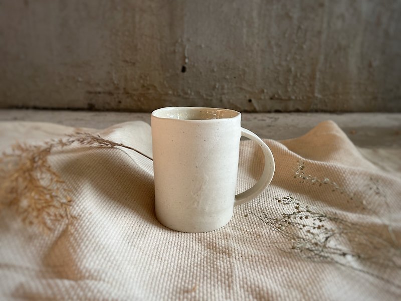 桌上的白瓷糖霜 / 土地触感大手把马克杯 - 茶具/茶杯 - 瓷 白色