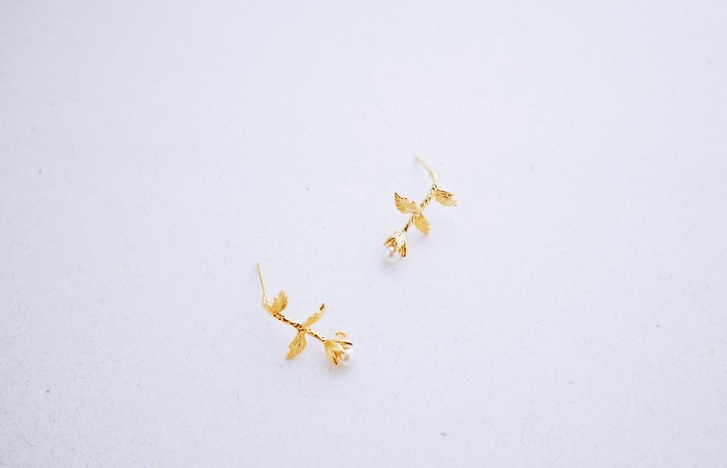 伫足--立体花朵嵌水晶珍珠耳环 - 耳环/耳夹 - 其他金属 金色