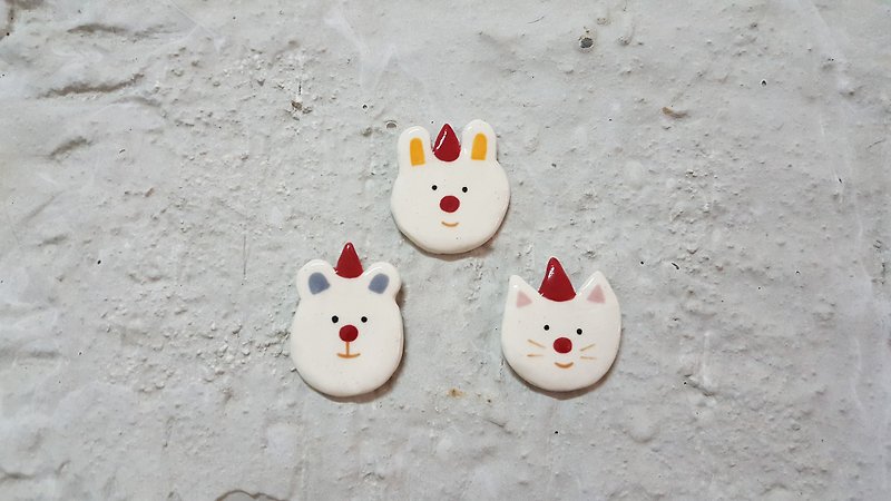 圣诞帽熊.猫.兔兔   陶瓷别针(免费包装盒+免运喔!) - 胸针 - 陶 红色