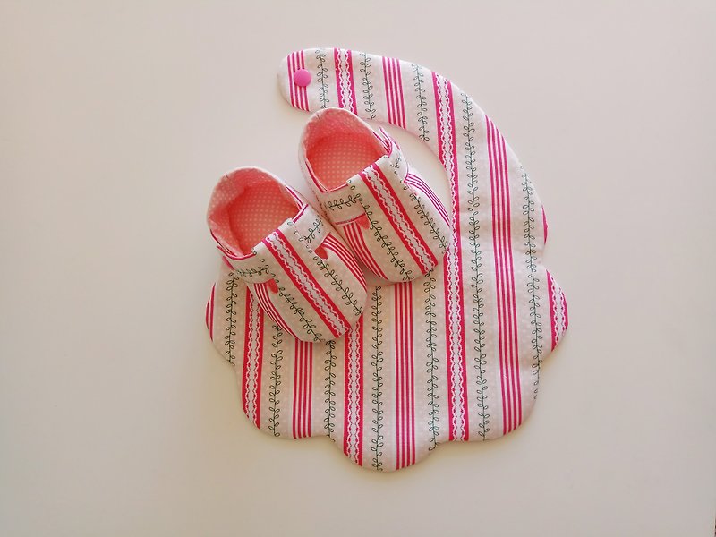 小叶片弥月礼物 婴儿鞋+围兜 - 满月礼盒 - 棉．麻 粉红色