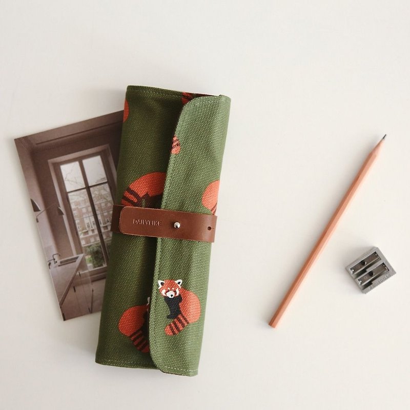 Dailylike 北欧系皮革带扣万用卷布笔袋-02红熊猫,E2D48934 - 铅笔盒/笔袋 - 棉．麻 绿色