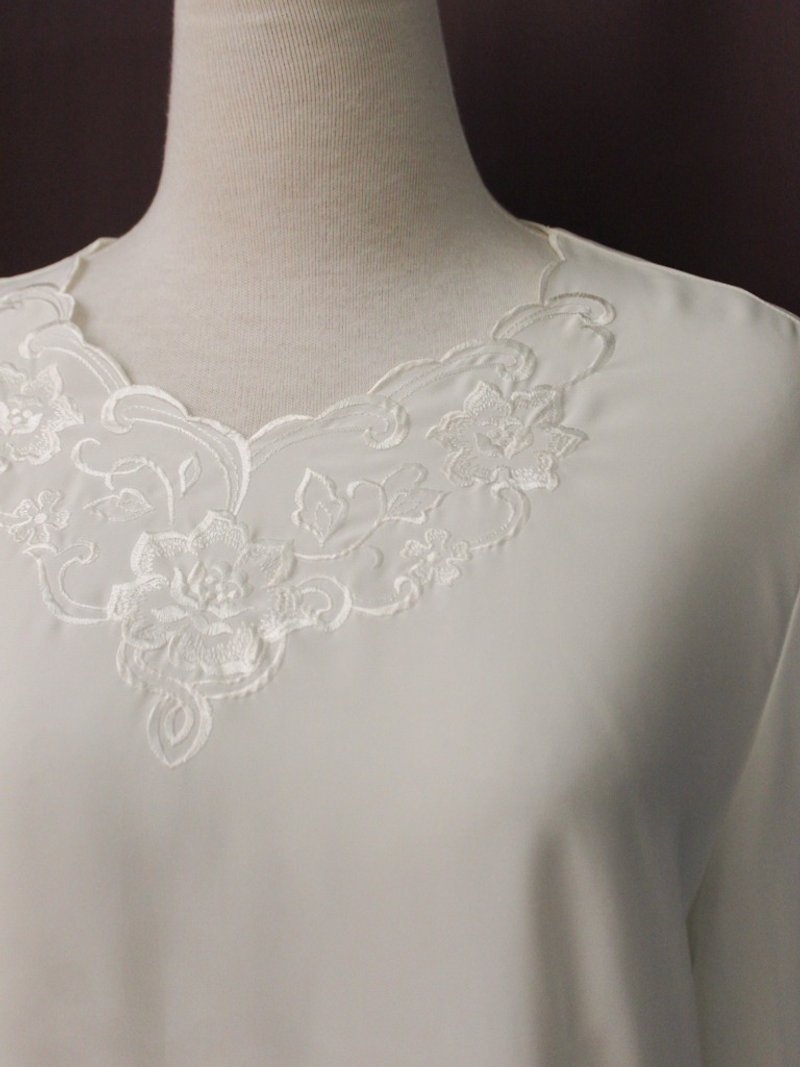  复古日本制典雅胸口花朵刺绣圆领宽松白色长袖古着衬衫 - 女装衬衫 - 聚酯纤维 白色