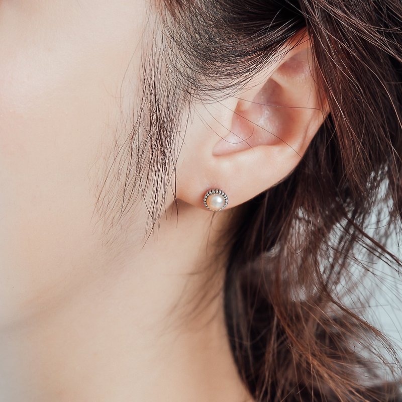 蕾丝点点 柔光珍珠银质耳钉 粉橘珍珠纯银灰 - 耳环/耳夹 - 纯银 银色