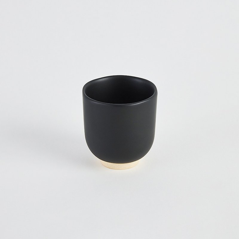 KOGA 许家陶器品 陶质六角质感水杯 (尖山黑) - 杯子 - 陶 黑色