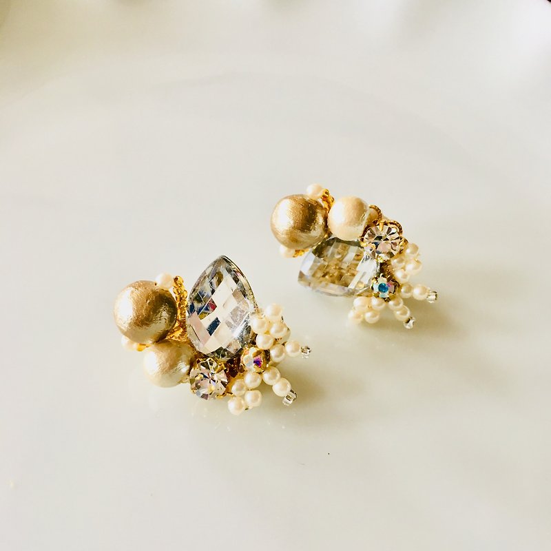 Pear & Ribbon white earrings パールとリボンのホワイトイヤリング - 耳环/耳夹 - 其他材质 白色
