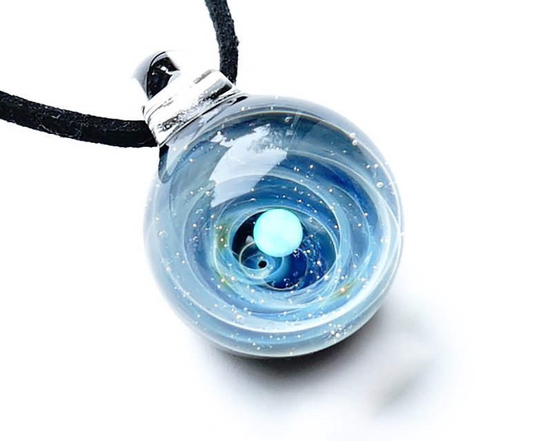 ミルキーウェイの宇宙の世界。ホワイトオパール入り ガラス ペンダント 星 惑星 宇宙 - 项链 - 玻璃 蓝色
