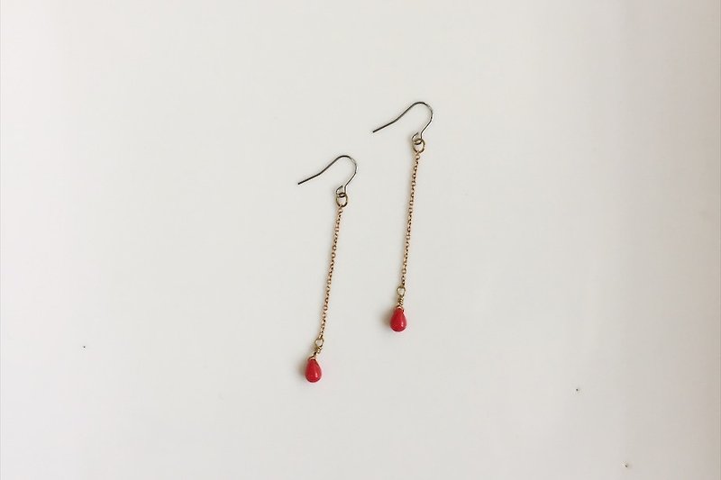 小草莓 长版暗红系百搭简约雨滴造型耳环 - 耳环/耳夹 - 宝石 红色