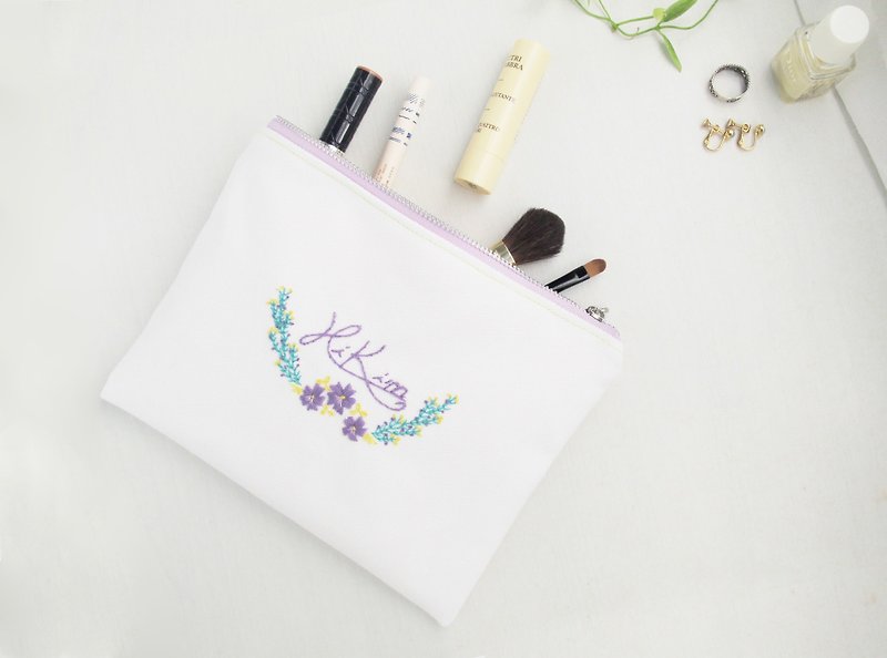 【紫花儿】化妆包 / YKK拉链 扁包 手拿包 全手工刺绣 透明内分隔 - 手拿包 - 棉．麻 白色