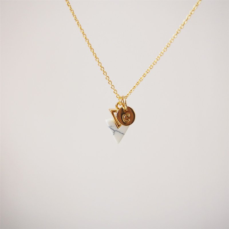 极简三角白松石・定制化・英文字母・镀金项链 (40cm) 姊妹礼 - 项链 - 纸 金色
