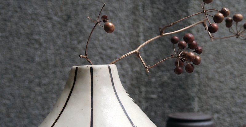 手做直条纹造型花器 - 花瓶/陶器 - 陶 卡其色
