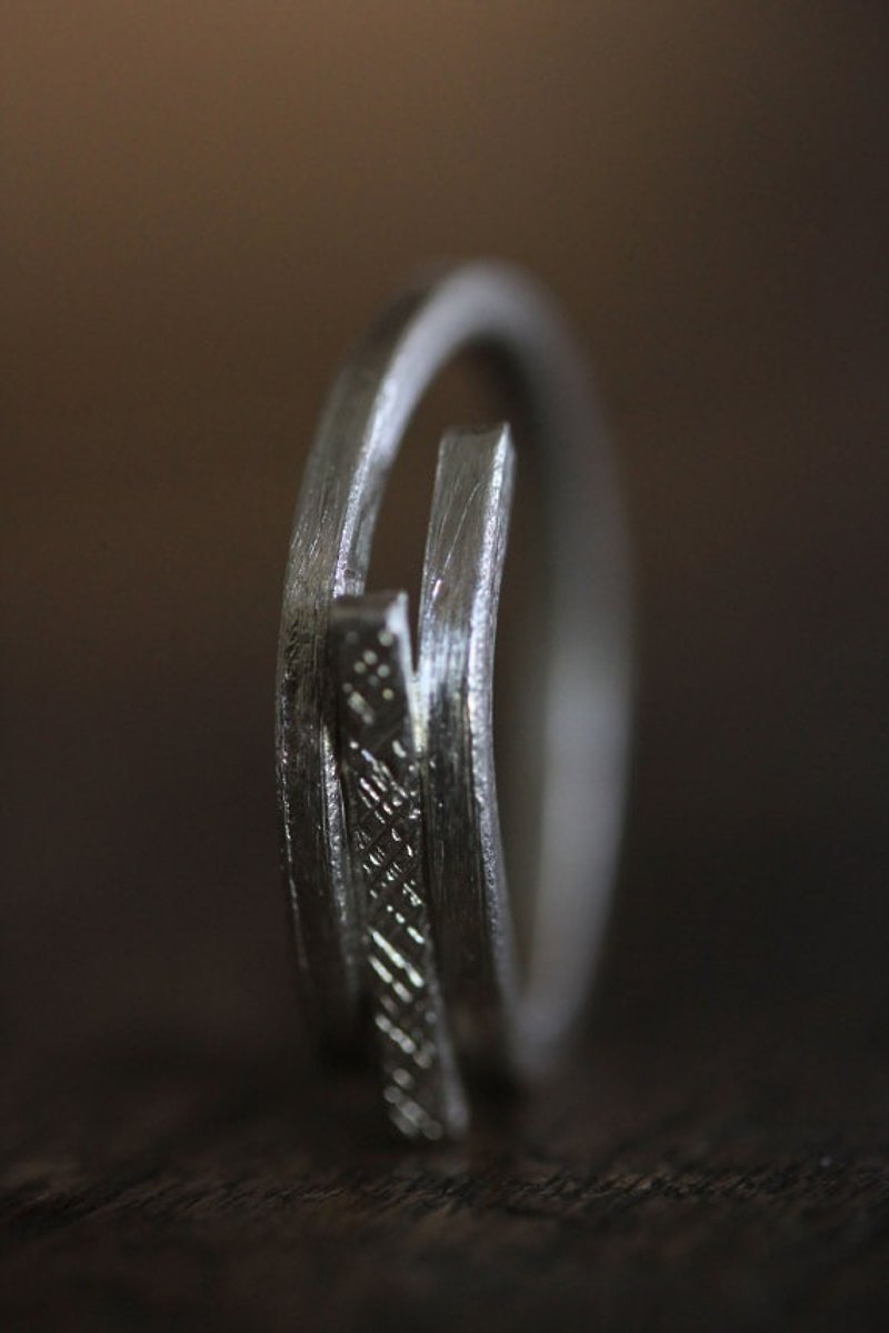 Handmade silver ring with linear bar in chiseled texture (R0046) - 戒指 - 其他金属 