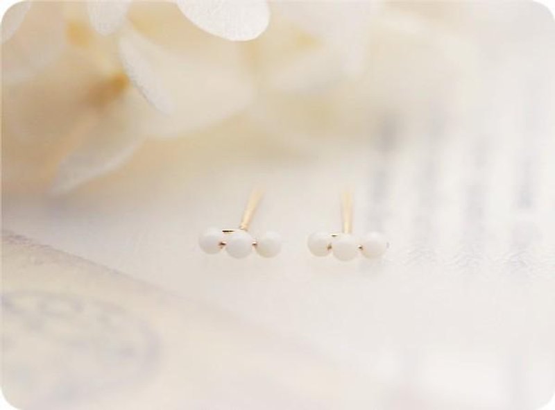 運気を上げる　白サンゴのT字ネジネジスタッドピアス　3月誕生石 - 耳环/耳夹 - 宝石 白色